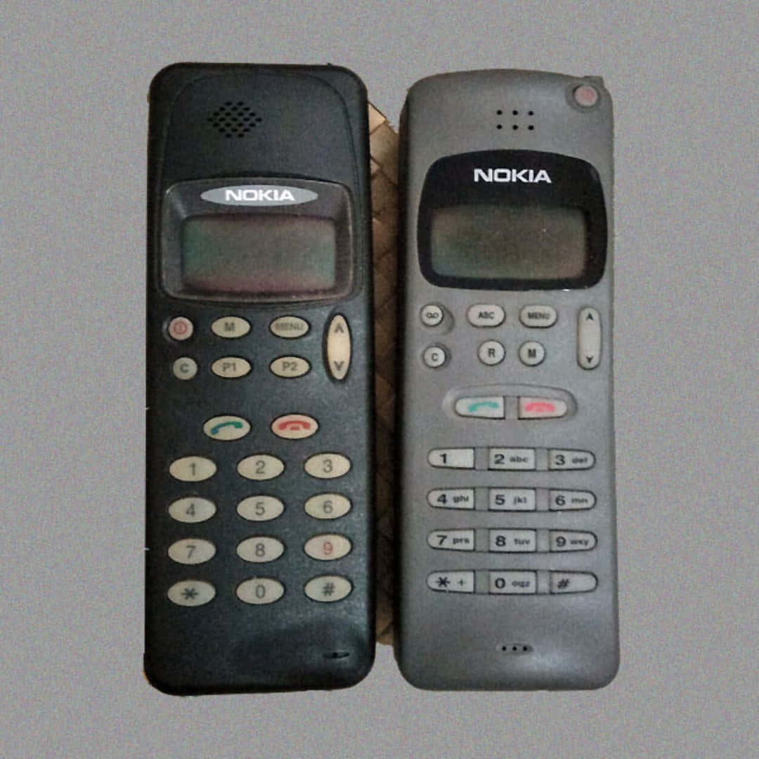 兩部舊Nokia無線電話靠在牆上
