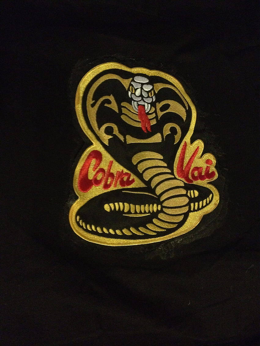 黑色布料上帶有 'Cobra Vai' 文字的刺繡眼鏡蛇補丁。