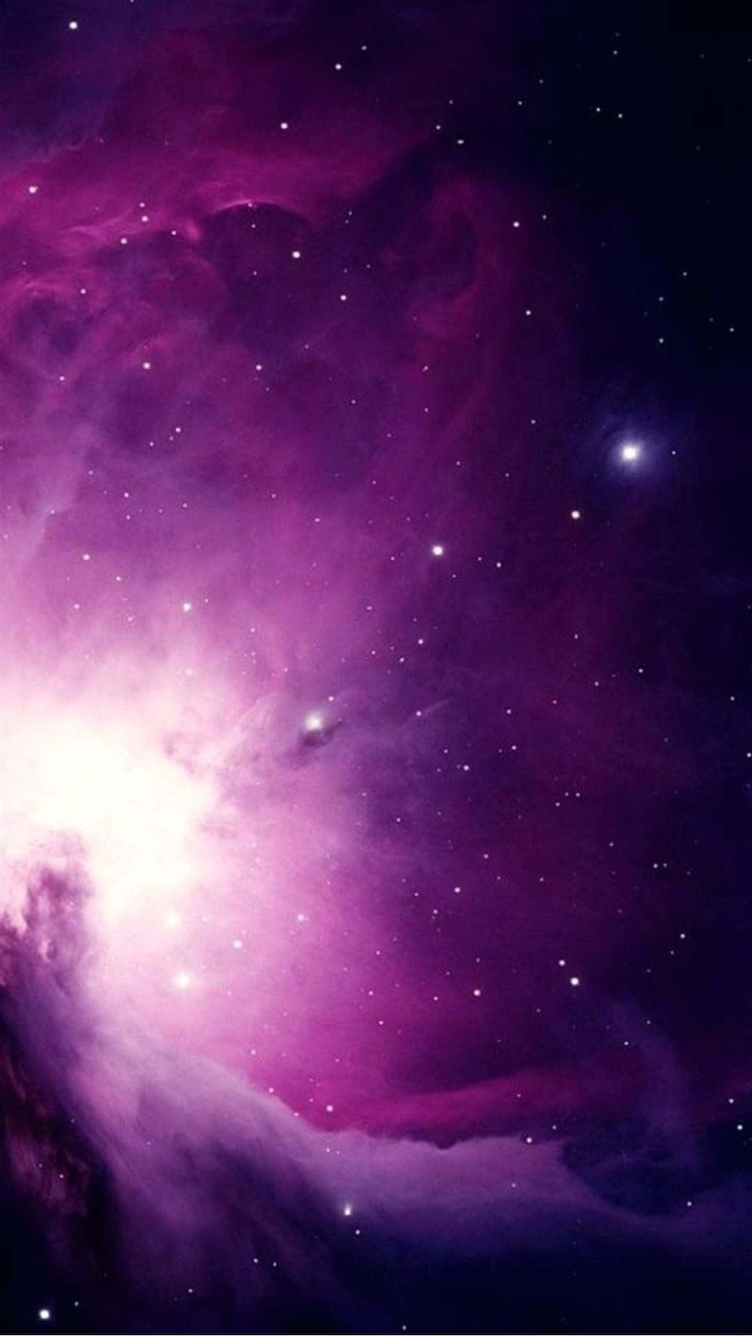 在深空中閃耀著星星的紫色和粉紅色星雲