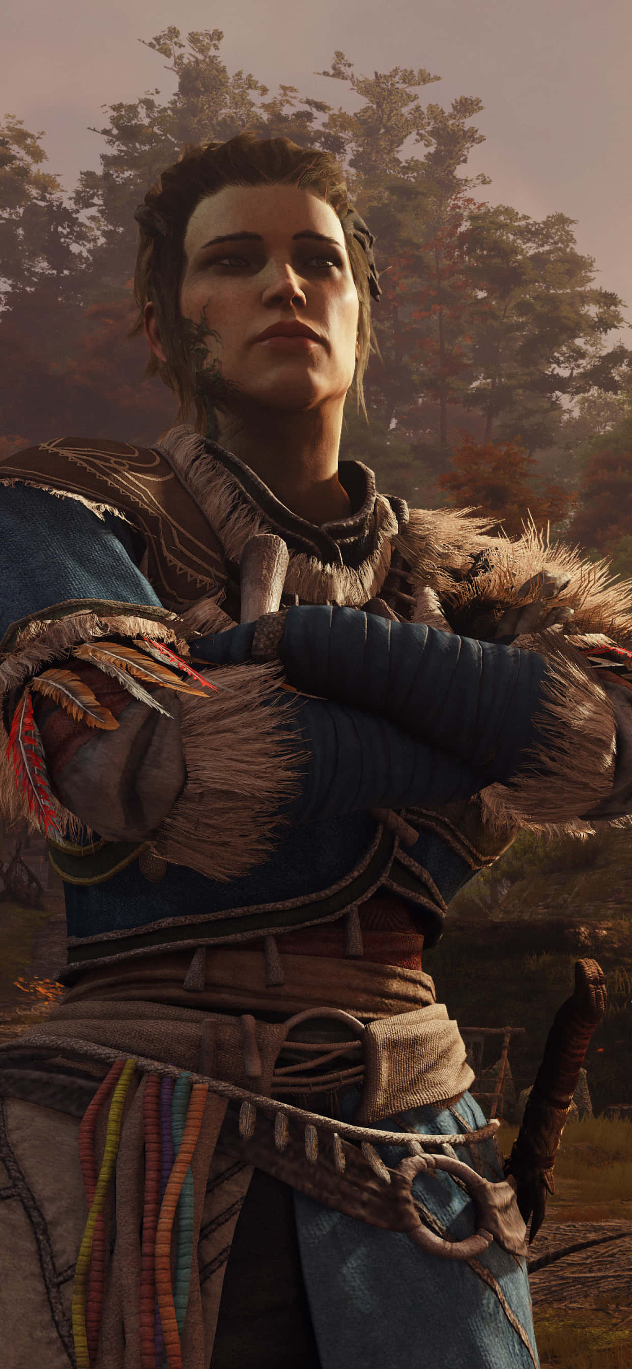 隨時隨地，用 Android 體驗《Greedfall》的冒險旅程 壁紙 — 一位堅定的戰士身穿毛皮襯裏的盔甲，在黃昏的森林中雙臂交叉，目光堅定地向前凝視。