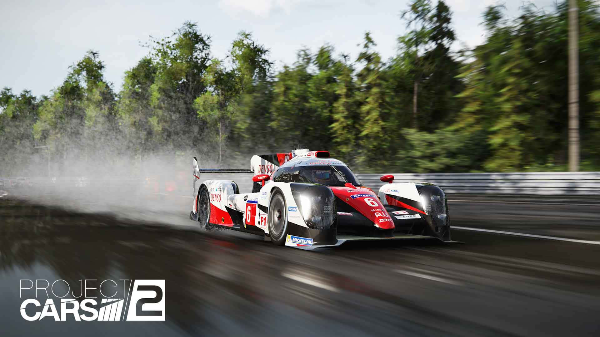 隨時隨地享受HD Project Cars 2的賽車樂趣 壁紙 — 一輛紅白賽車在潮濕的森林賽道上高速行駛，在明亮的日光下濺起水花。