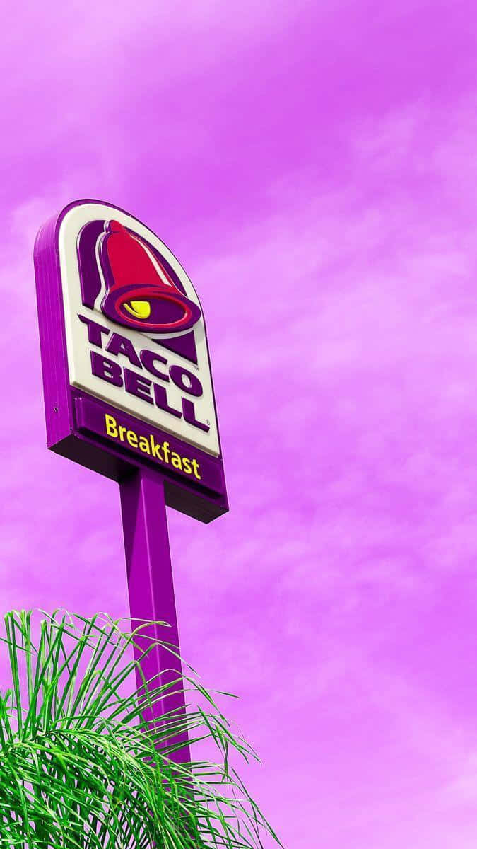 Taco Bell早餐招牌，背景為粉紅色天空和棕櫚葉