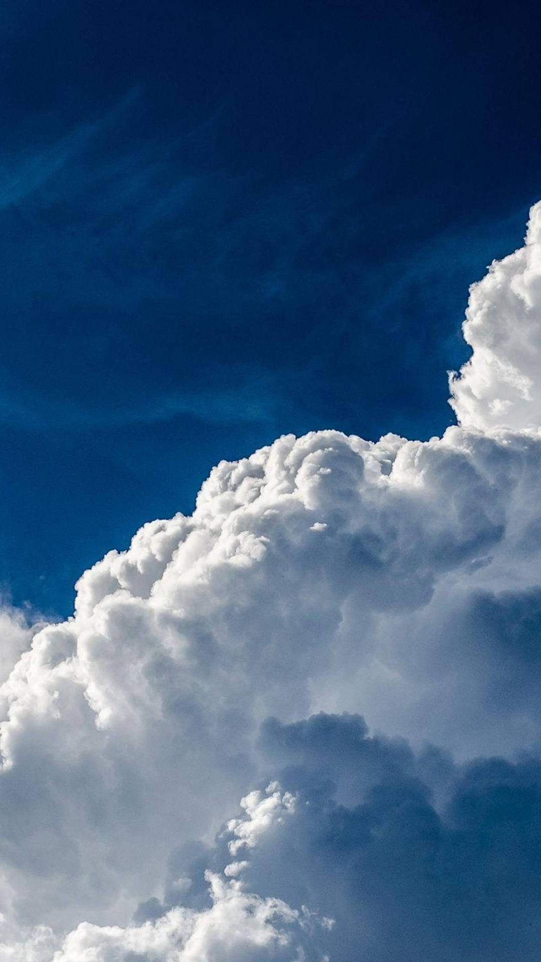 深藍色天空下的戲劇性白雲
