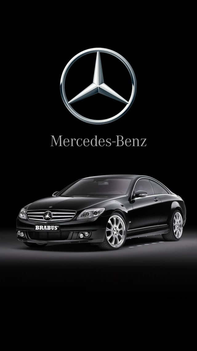 黑色Brabus Mercedes-Benz轎跑車，黑色背景上帶有標誌