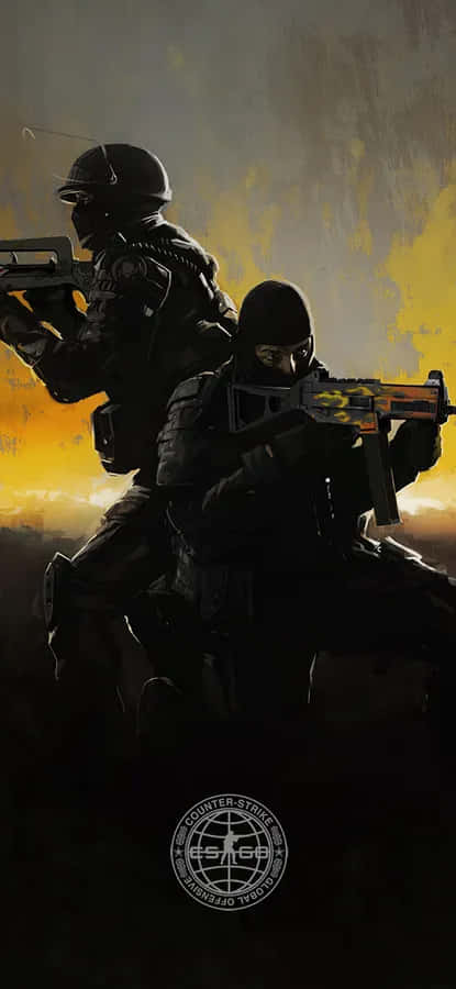 兩名身穿戰術裝備的武裝士兵在日落時分前進。