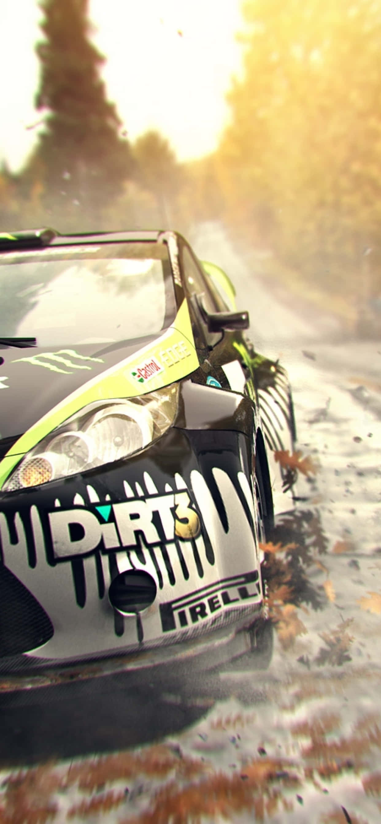 隨時隨地展現駕駛技巧，iPhone X《Dirt Showdown》 壁紙 — 一輛帶有「DiRT 3」標誌的拉力賽車在金色陽光下疾馳穿過森林小徑，揚起灰塵和落葉。