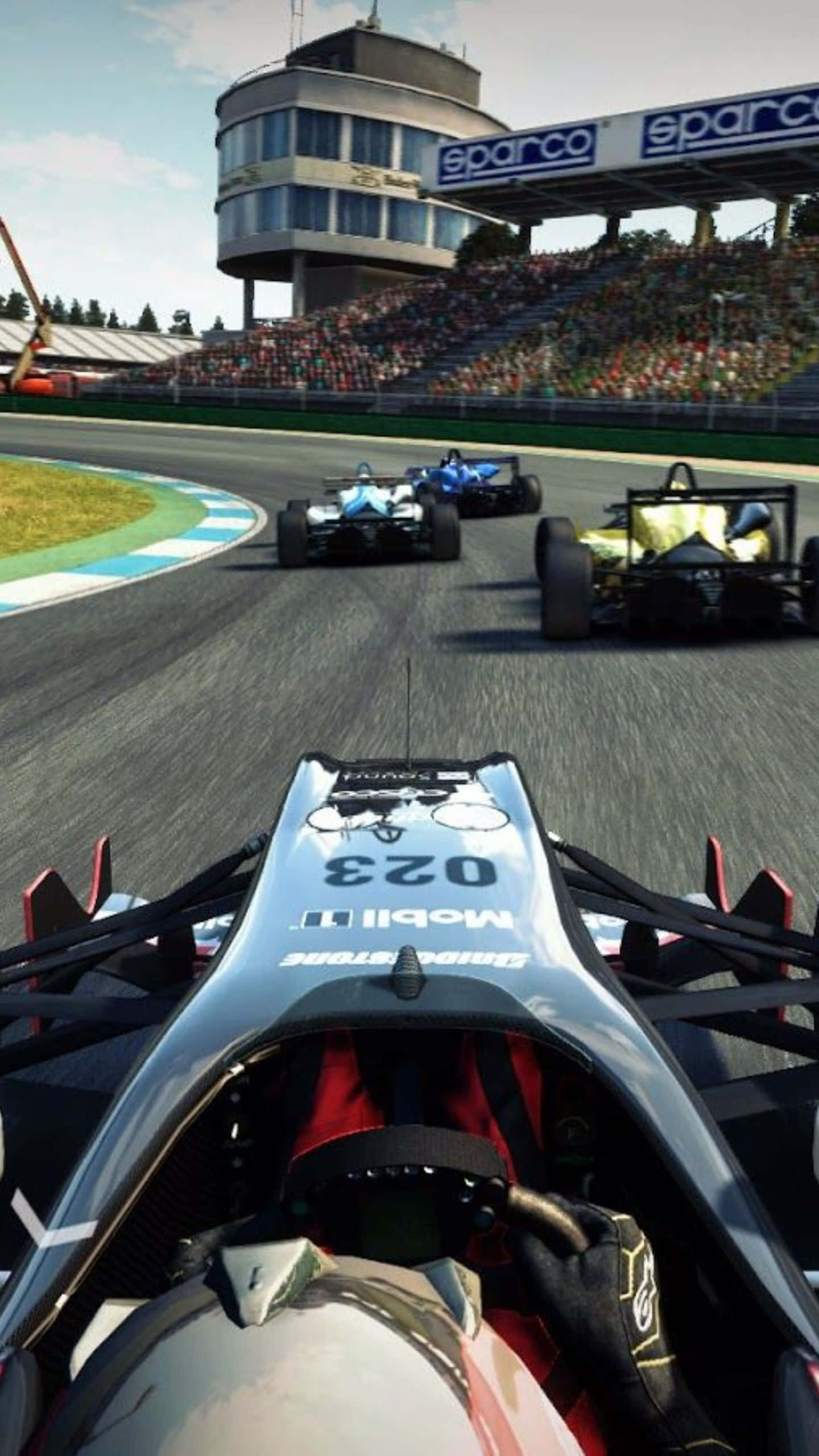 隨時隨地暢玩完整版Android《Grid Autosport》 壁紙 — 從賽車在賽道上飛馳的第一人稱視角，背景有觀眾和控制塔。