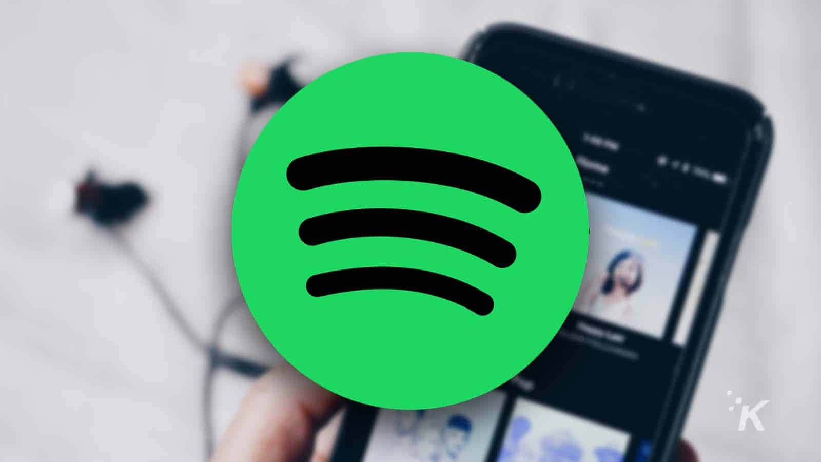 手拿著手機，Spotify應用程式打開，綠色標誌疊加。