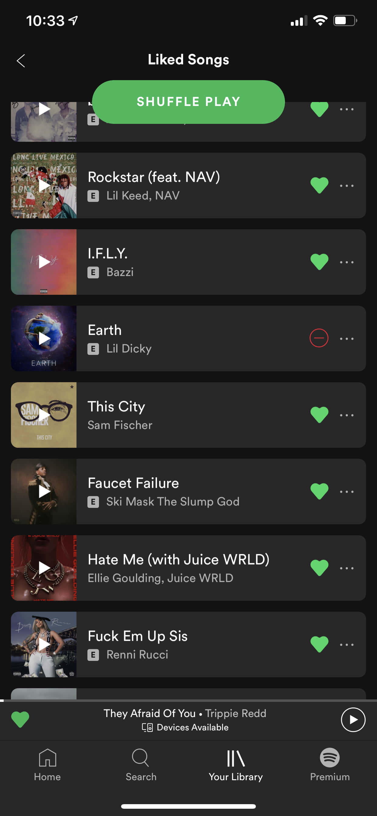 隨機播放歌曲圖片 壁紙 — 一個深色手機 Spotify 介面，顯示帶有綠色心形圖標和綠色隨機播放按鈕的喜歡歌曲列表。
