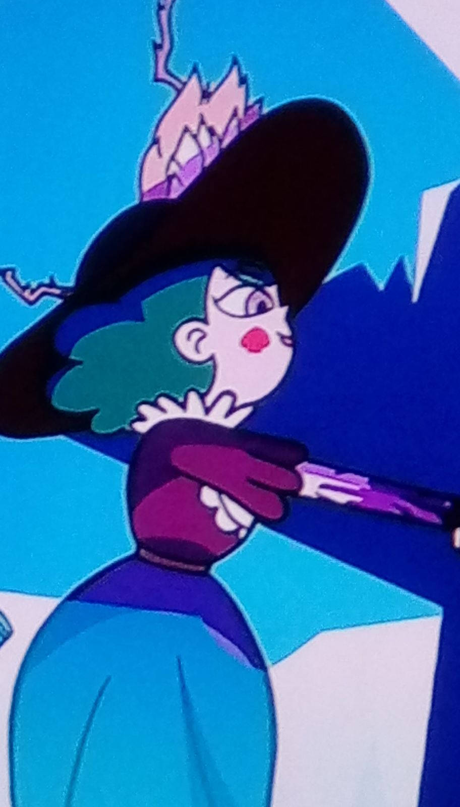 穿著藍色和紫色服裝的卡通女巫正在瞄準魔杖。
