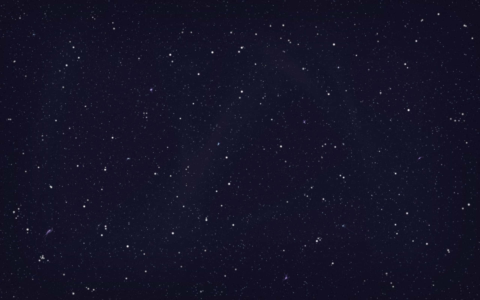 廣闊夜空，有無數星星和微弱宇宙雲。