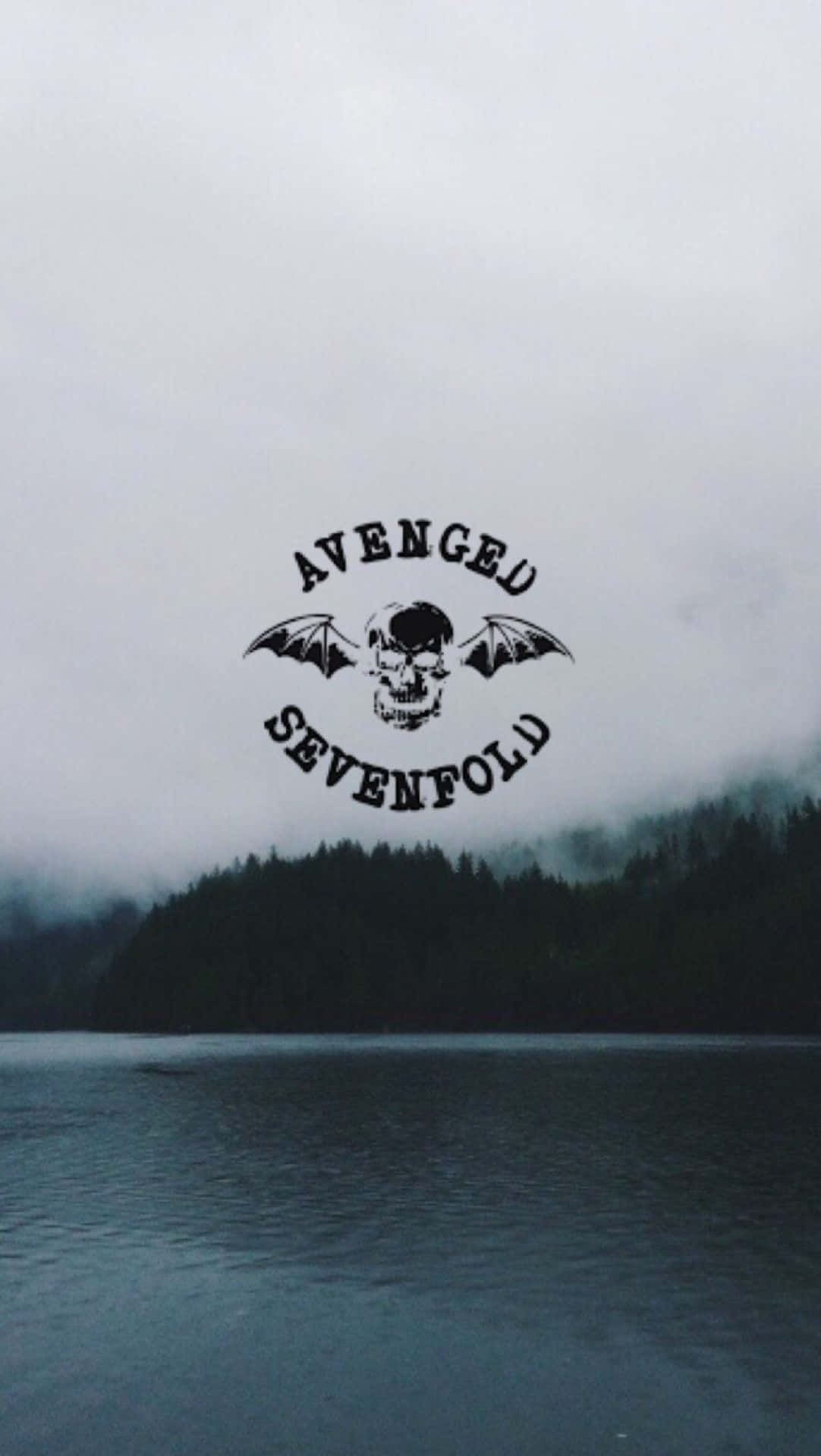 Avenged Sevenfold標誌在霧湖和森林上方。