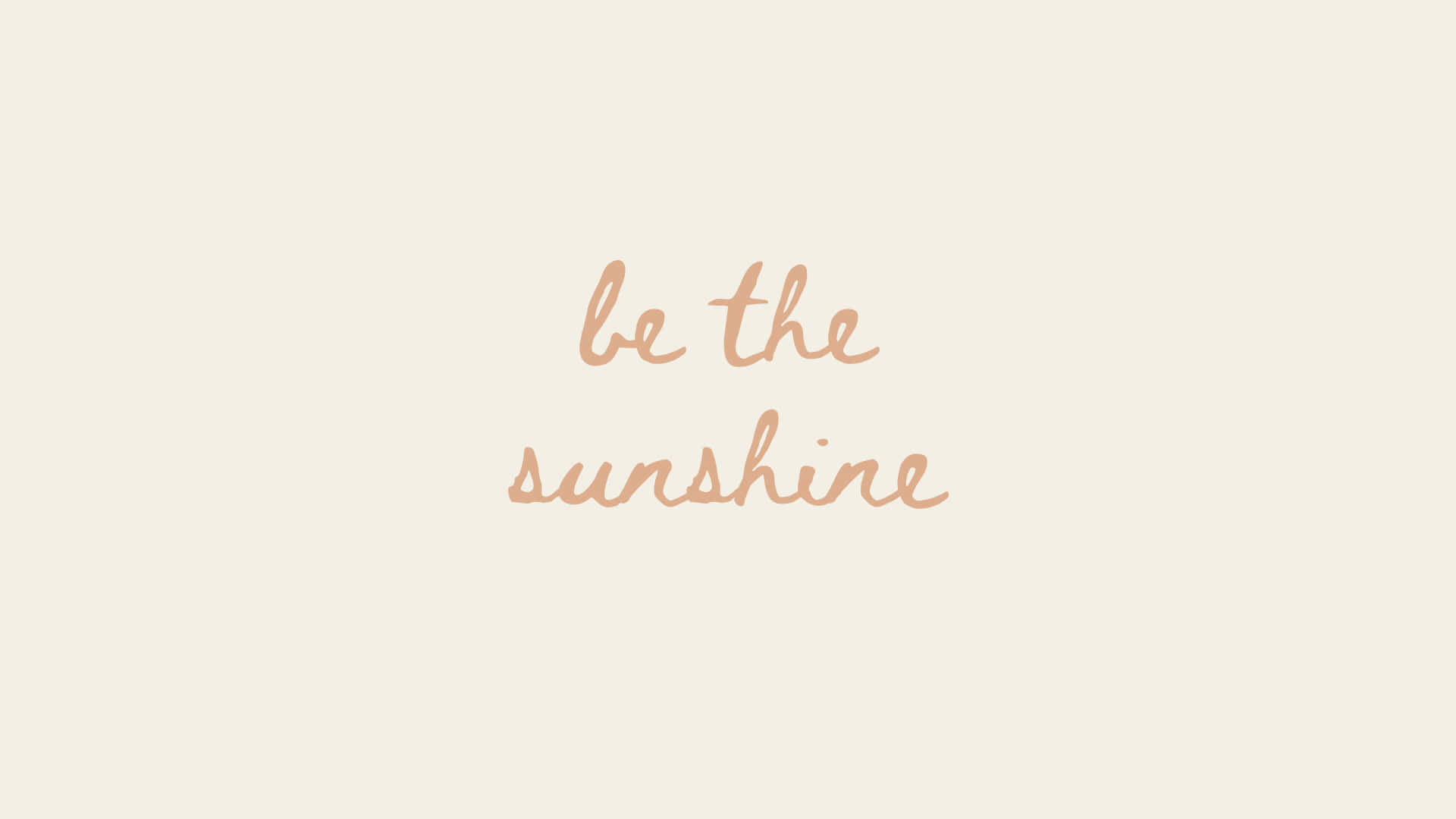 勵志名言 be the sunshine 以柔和蜜桃色草書呈現於奶油色背景上