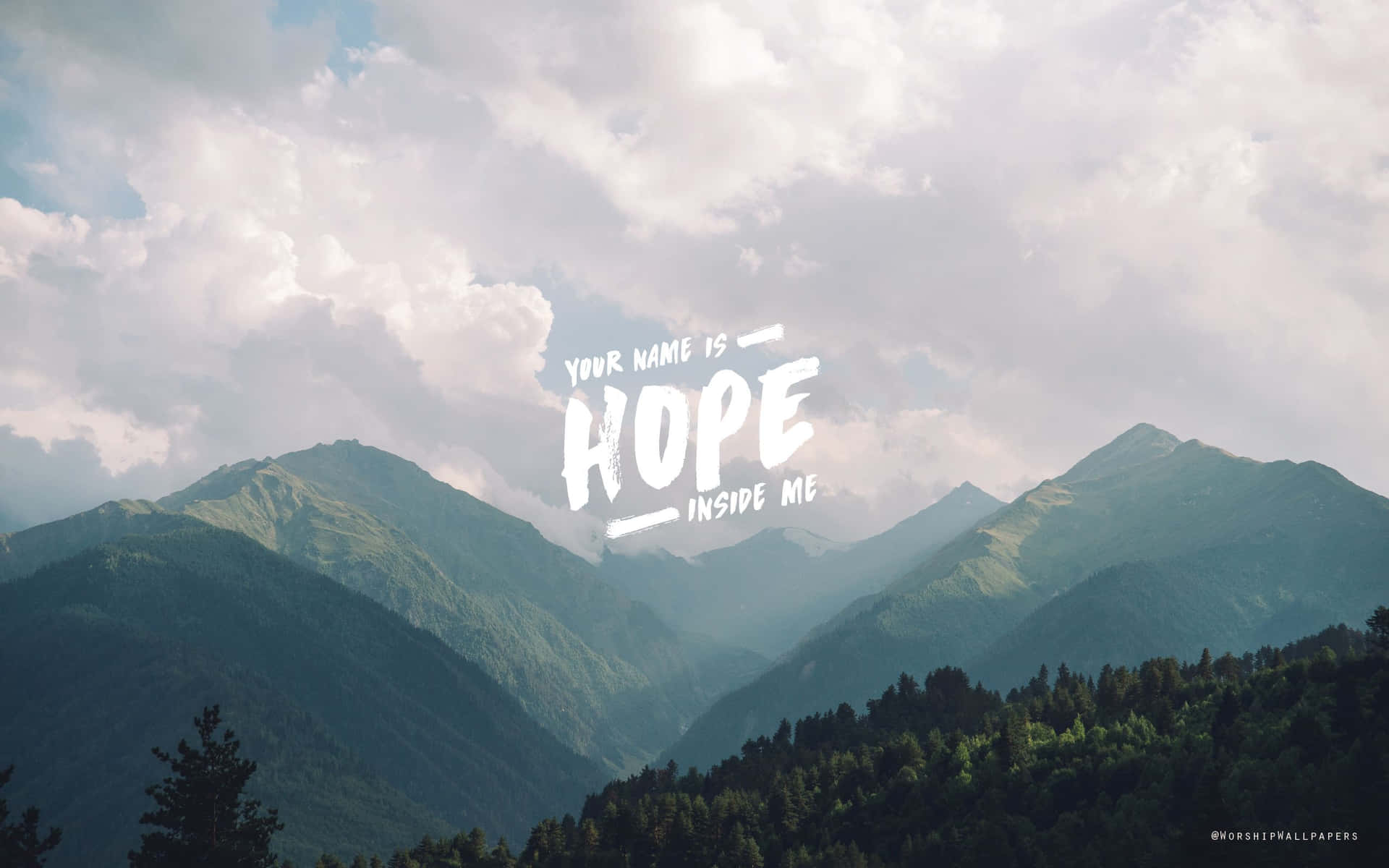 山脈上覆蓋著啟發性文字「Your name is hope inside me」。