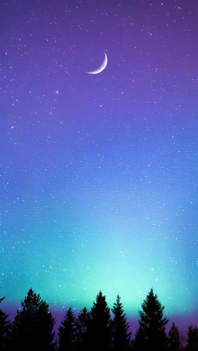 隨身攜帶自然之美，盡享 Moon iPhone 壁紙 — 一彎新月掛在繁星點點的夜空上，極光在松樹的剪影上方閃耀。