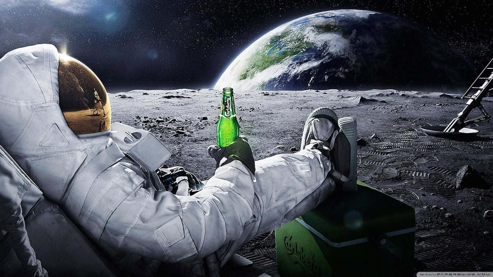 太空人在月球上喝啤酒，地球可見
