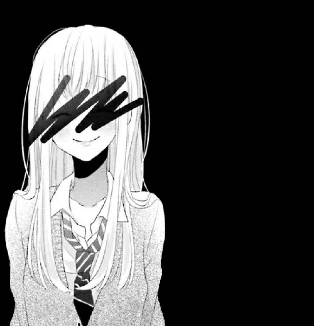 穿著校服的動漫女孩，眼睛被塗黑，在黑色背景上微笑