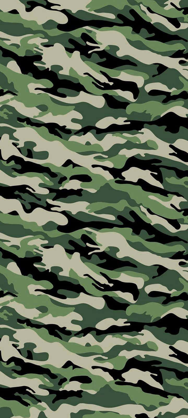 綠色、米色和黑色的軍事迷彩圖案，用於融入森林環境。
