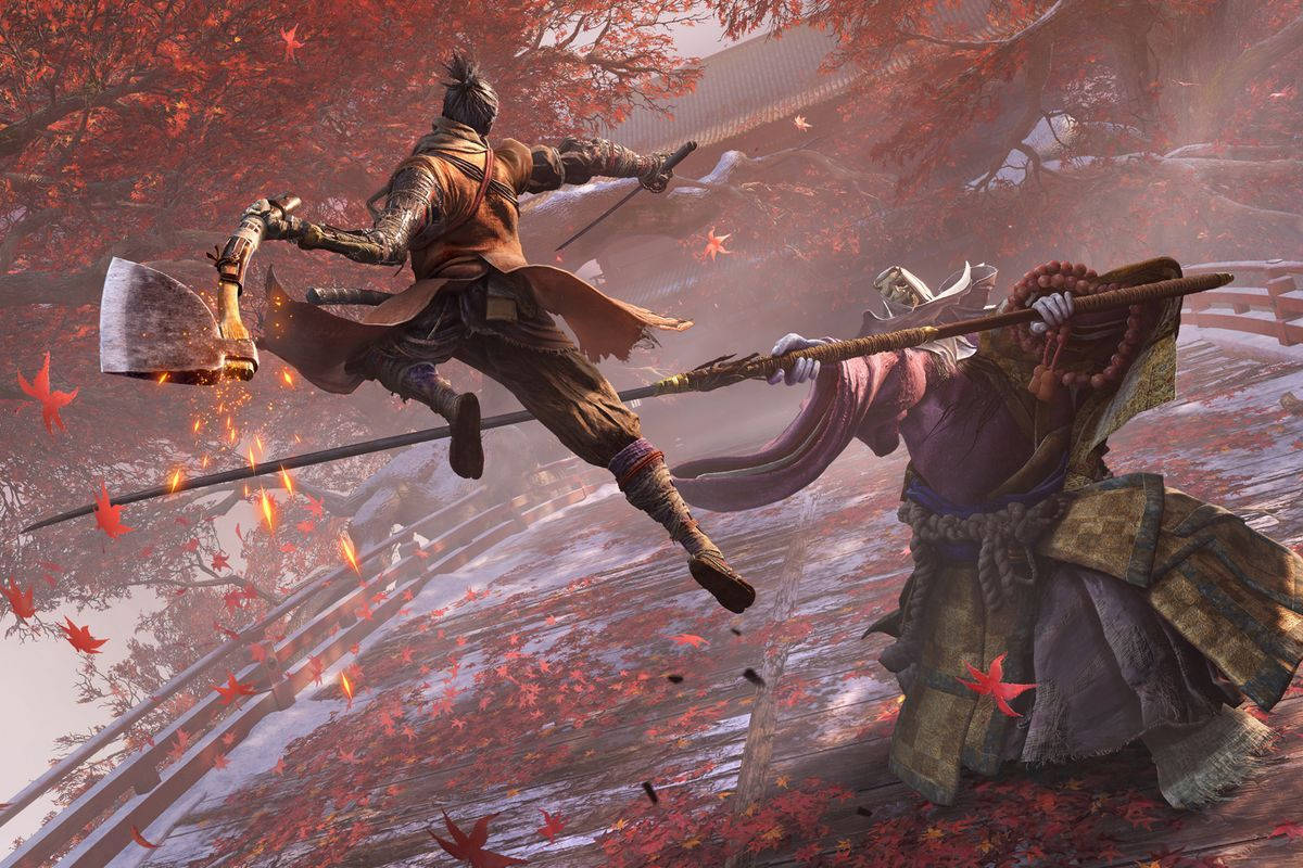 武士戰士在落葉滿地的庭院中躍起攻擊對手。