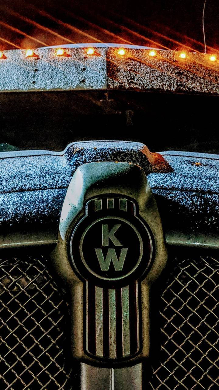 夜間燈光下帶有KW標誌的復古卡車格柵的特寫。