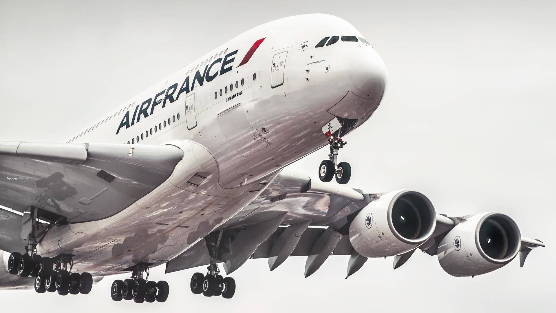 法國航空空中巴士A380飛機在陰天下放下起落架降落。