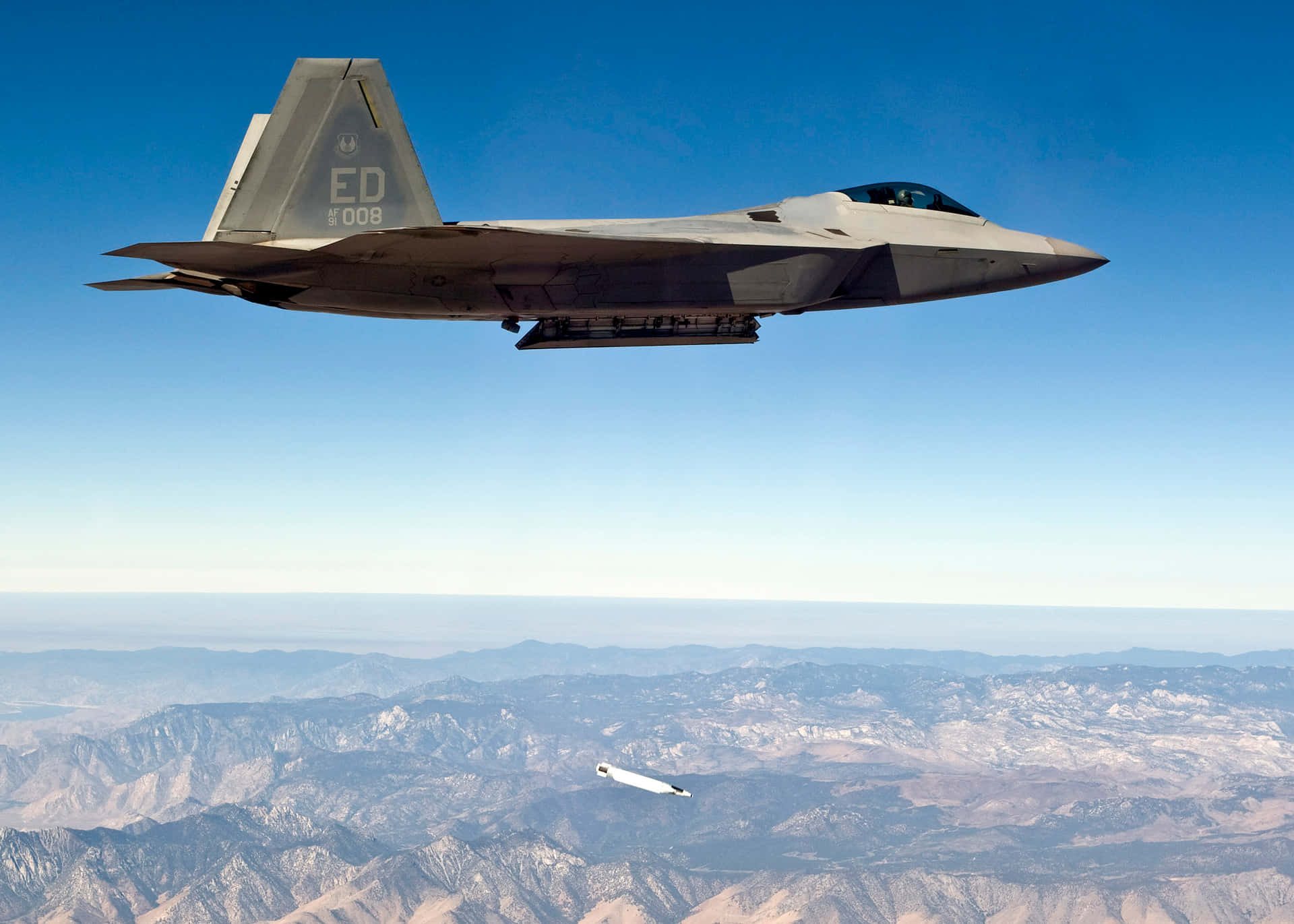F-22猛禽戰鬥機在山區地形上空發射導彈。