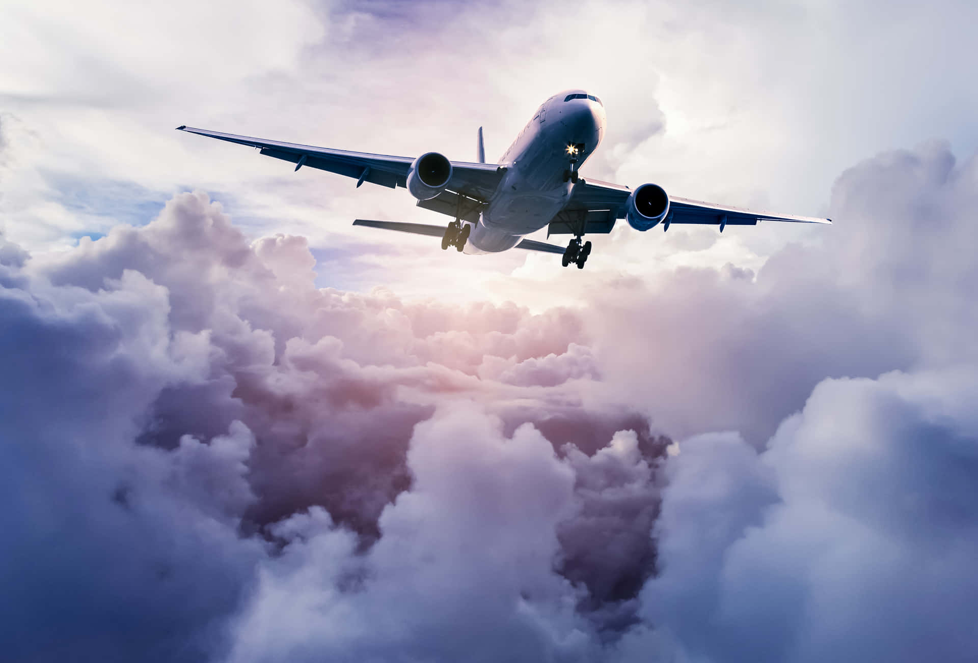 客機在日出時飛越雲層