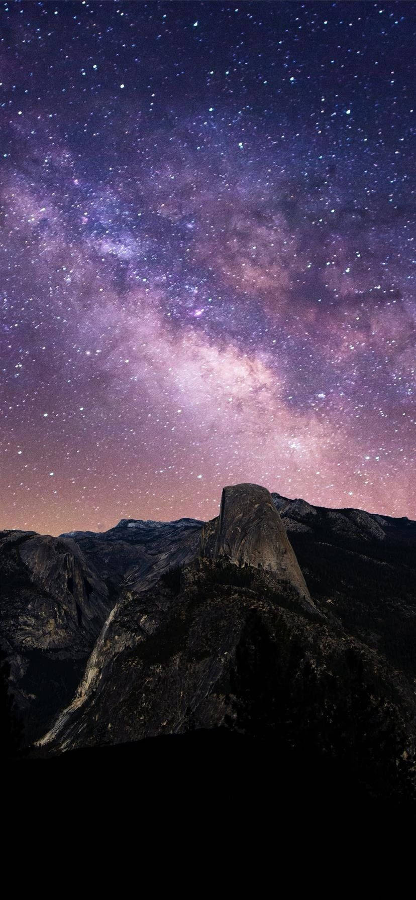 夜空 桌布 壁紙 — 雄偉的山峰在令人驚嘆的紫色和粉紅色星空下升起，充滿了銀河。