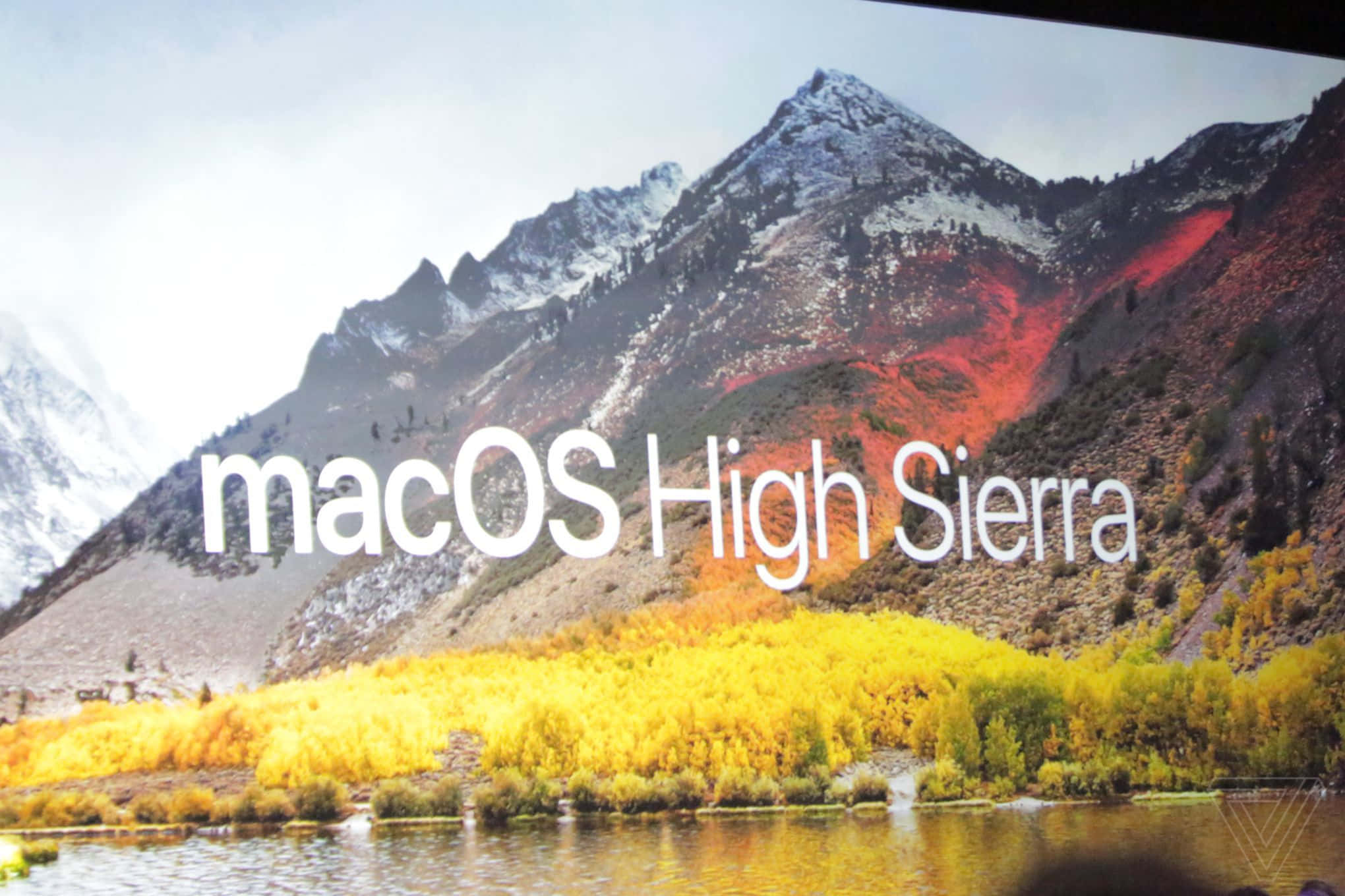 High Sierra 桌布 壁紙 — 雄偉的山脈，白雪覆蓋的山峰和秋天的樹木在柔和天空下倒映在平靜的湖面上。