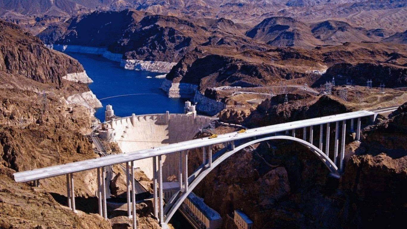 沙漠峽谷日落時分，科羅拉多河上的胡佛水壩和大橋