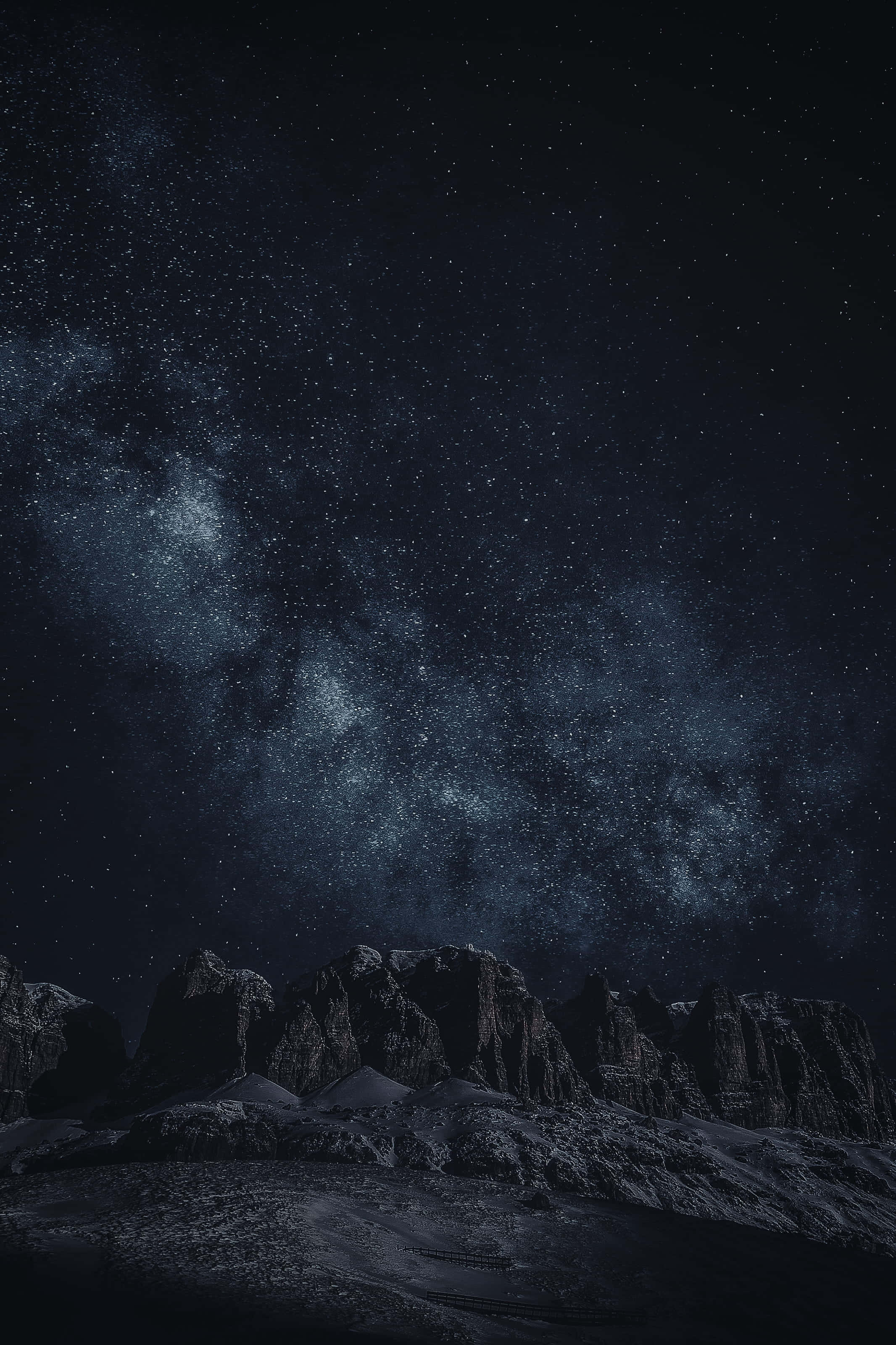 Dark Night 桌布 壁紙 — 雄偉的雪山山脈在令人嘆為觀止的星空夜空下呈現剪影，銀河在上方閃耀。