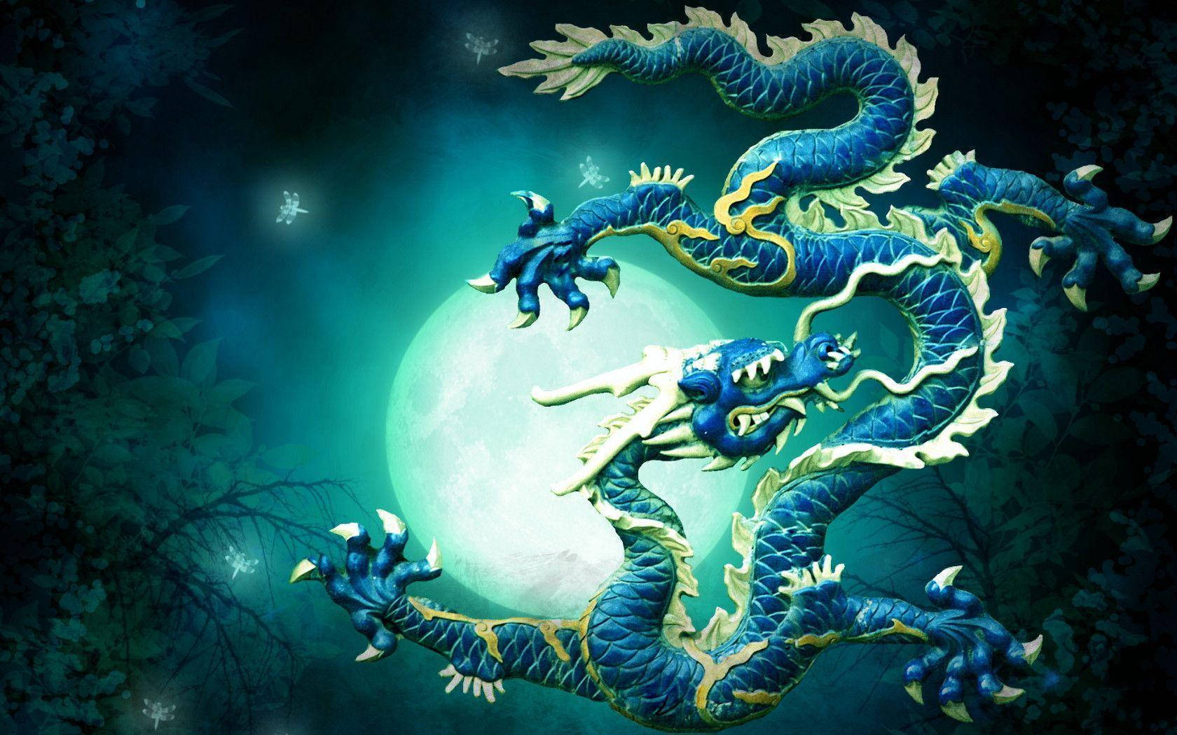 雄偉藍色中國地龍 壁紙 — 一隻帶有金色點綴的雄偉藍龍在神秘的夜間森林中纏繞著發光的月亮。