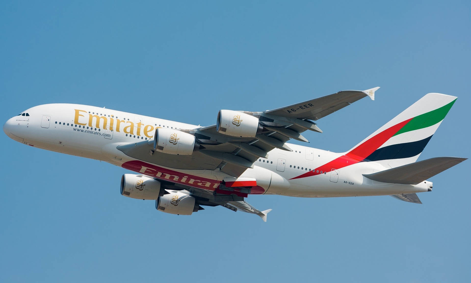 阿聯酋航空空中巴士A380在清澈藍天中飛行