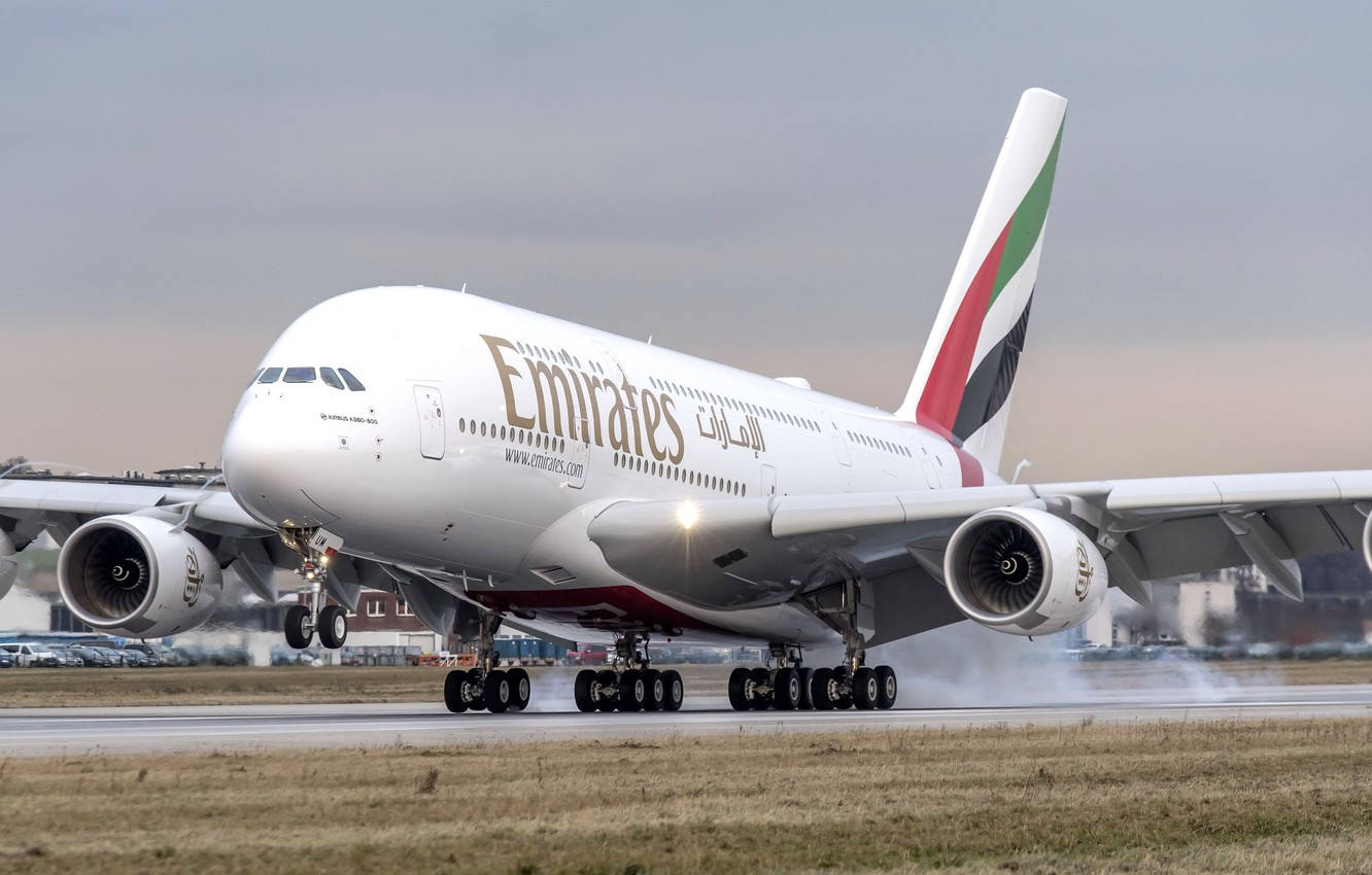 阿聯酋航空空中巴士A380飛機喺機場跑道滑行