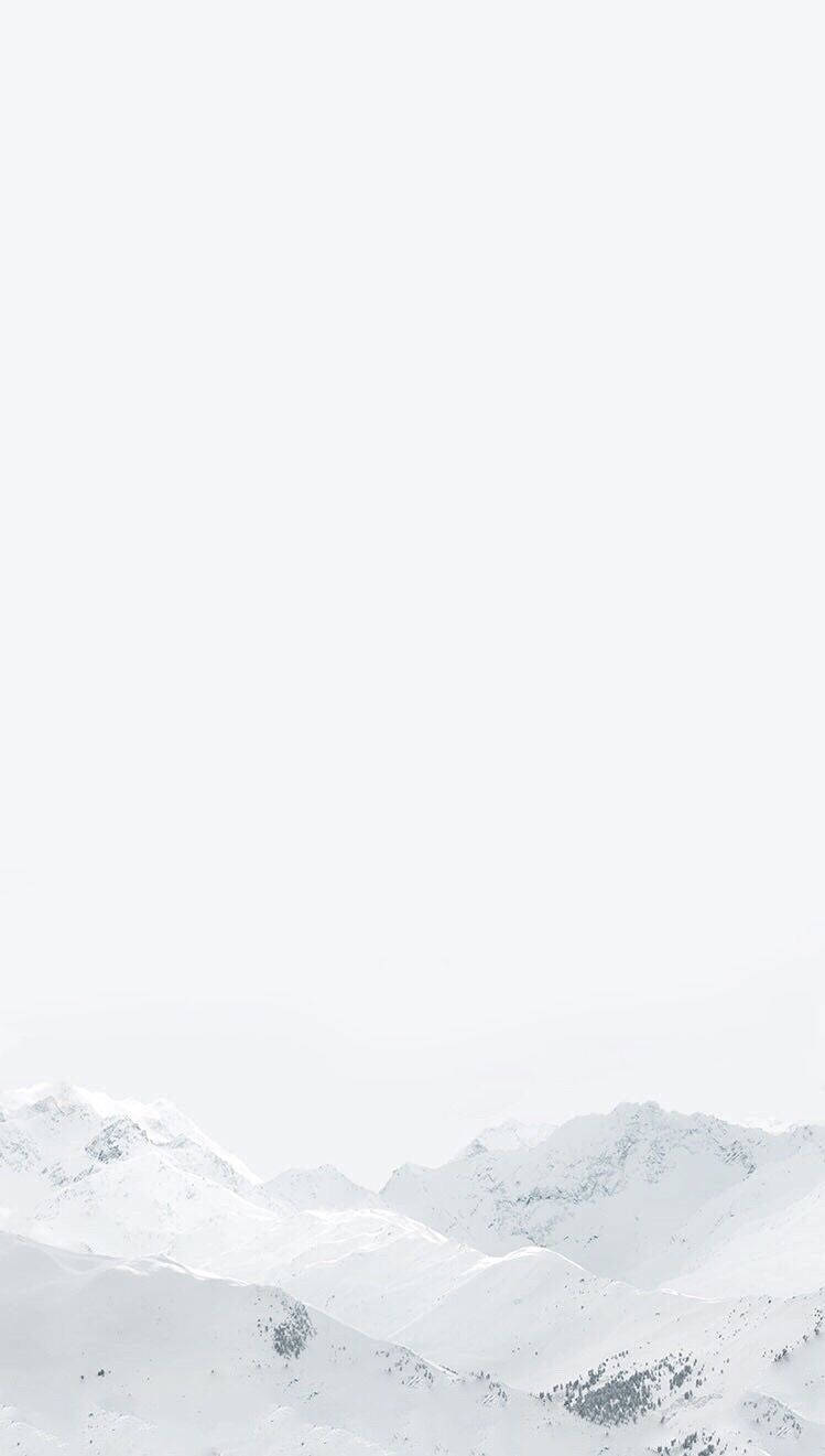 朦朧白色天空下的雪山山脈