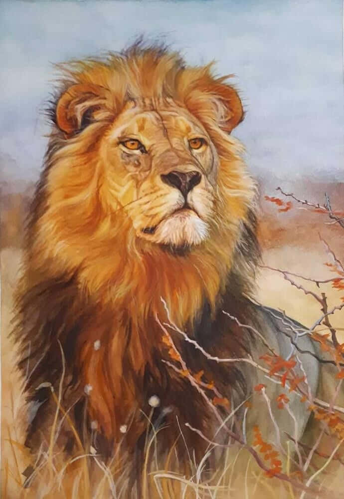 雄獅頭部從高草中探出，傲然凝視 壁紙 — 一頭雄偉的雄獅，有著濃密的金色鬃毛，在柔和天空下透過稀疏的秋枝凝視著。