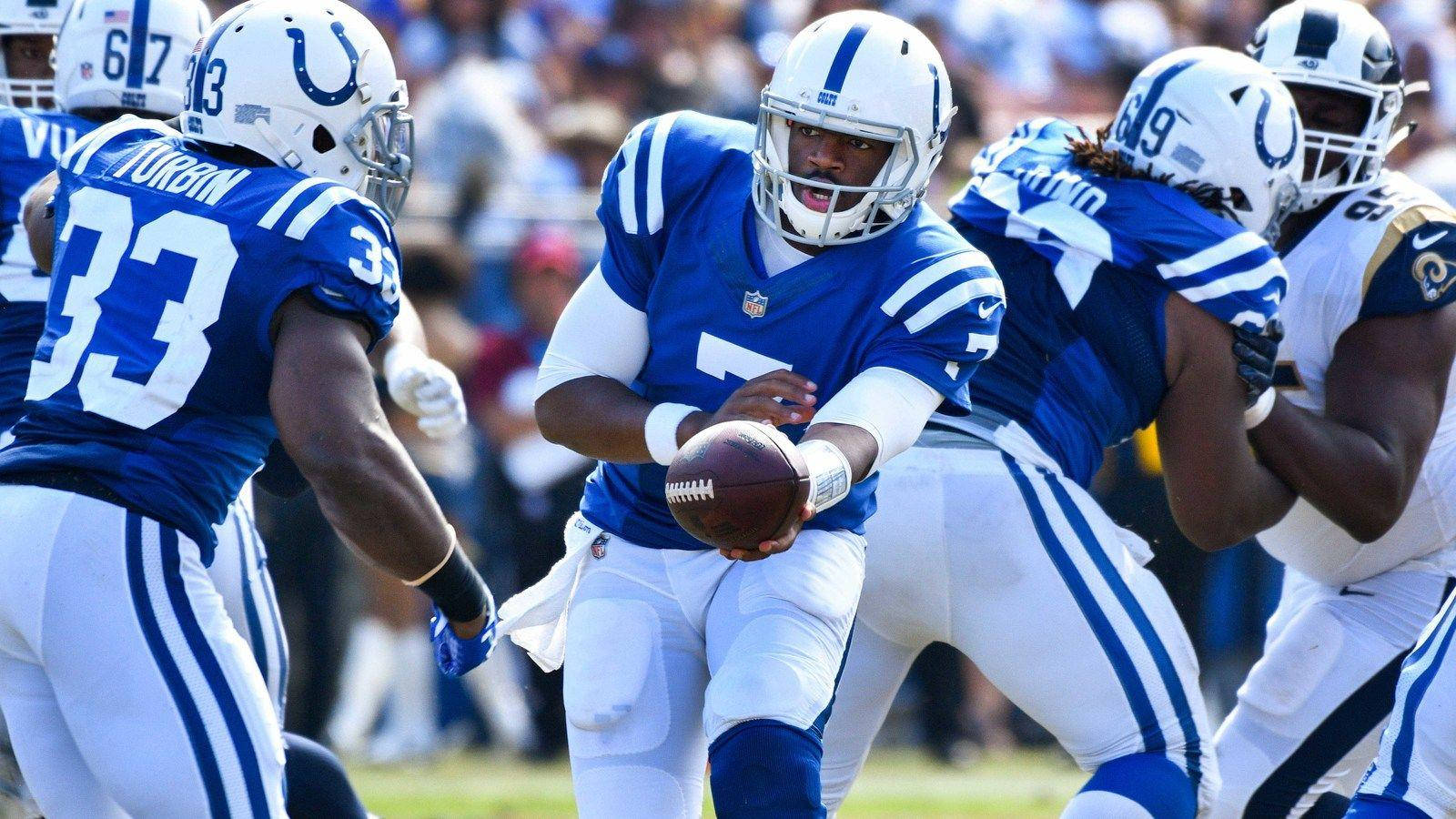 印第安納波利斯小馬隊四分衛在NFL比賽中持球跑動。