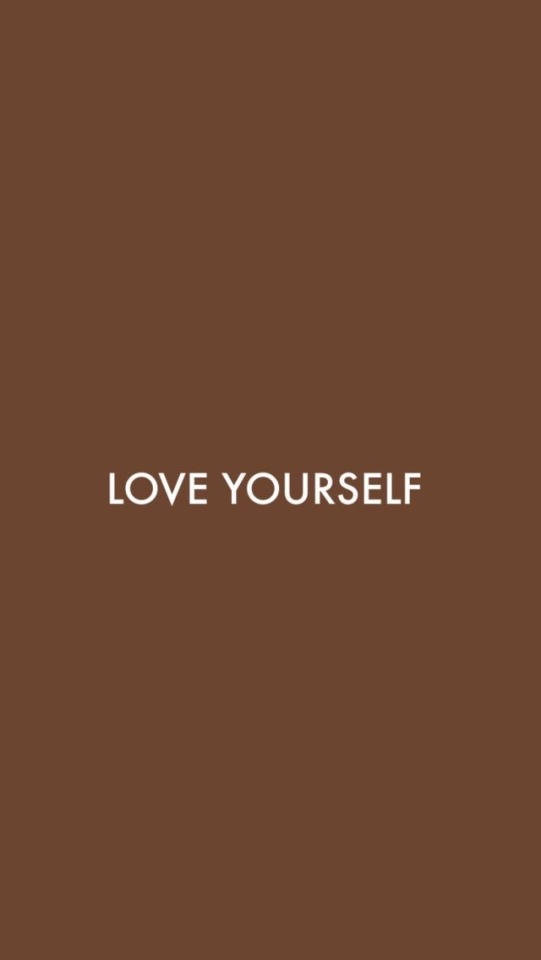 雅緻棕色愛自己 壁紙 — 粗體白色文字 love yourself 居中於純棕色背景上。