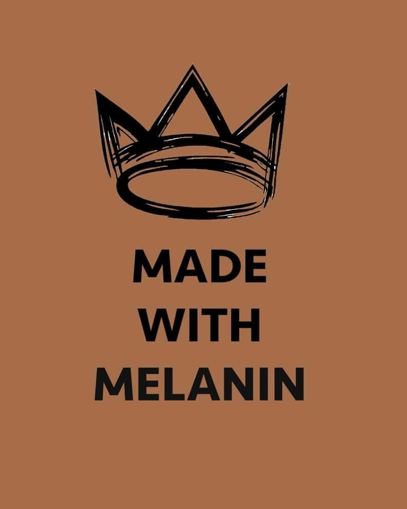 一個皇冠草圖和文字 'MADE WITH MELANIN' 在棕色背景上。