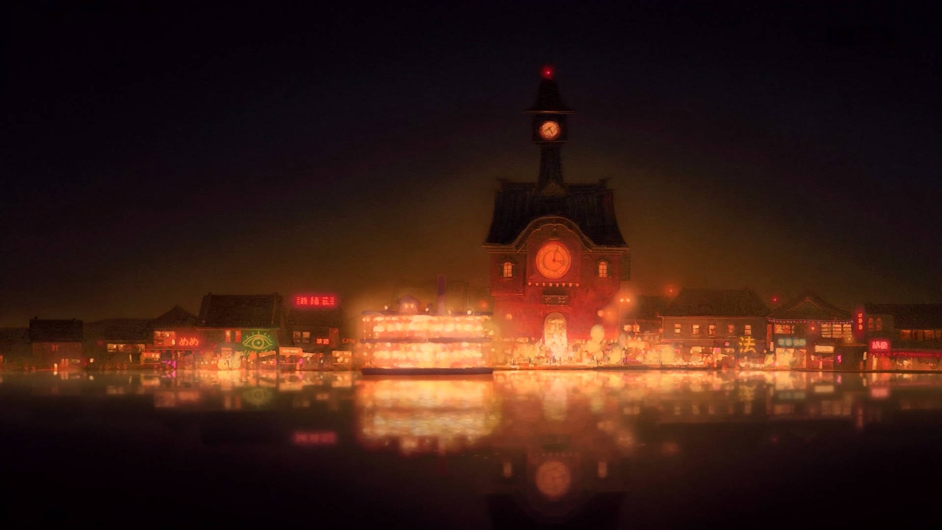 雅虎城市夜景燈光 壁紙 — 在霧氣瀰漫的河邊小鎮，漆黑的夜空下，發光的鐘樓和蒸汽船溫暖地倒映在水面上。