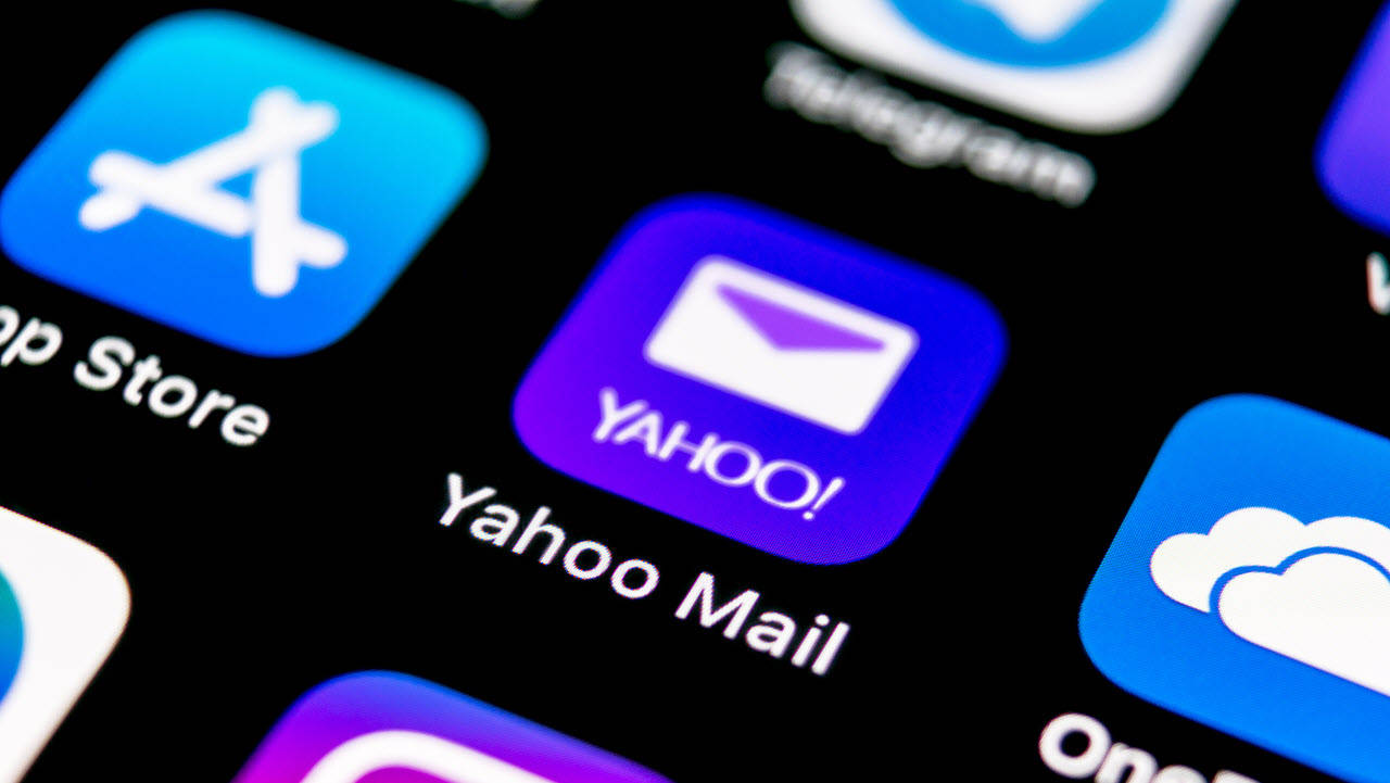 智能手機主屏幕上的Yahoo Mail應用程式圖標特寫。