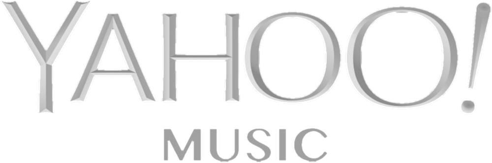 雅虎音樂標誌 壁紙 — Yahoo Music 標誌以金屬銀色字體顯示在黑色背景上，字體粗體清晰。