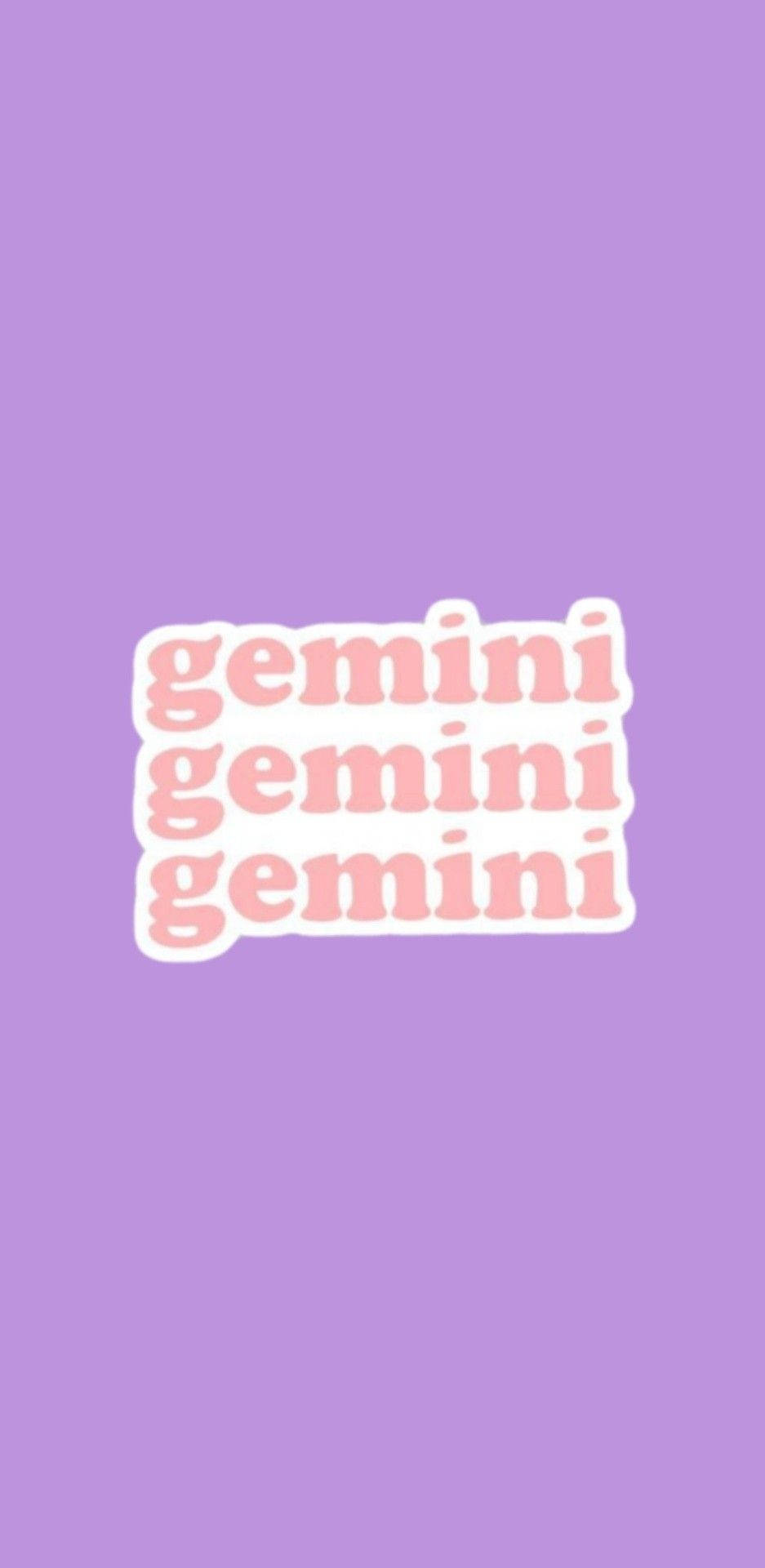 三個帶有白色輪廓的粉紅色「gemini」文字標籤在薰衣草色背景上。