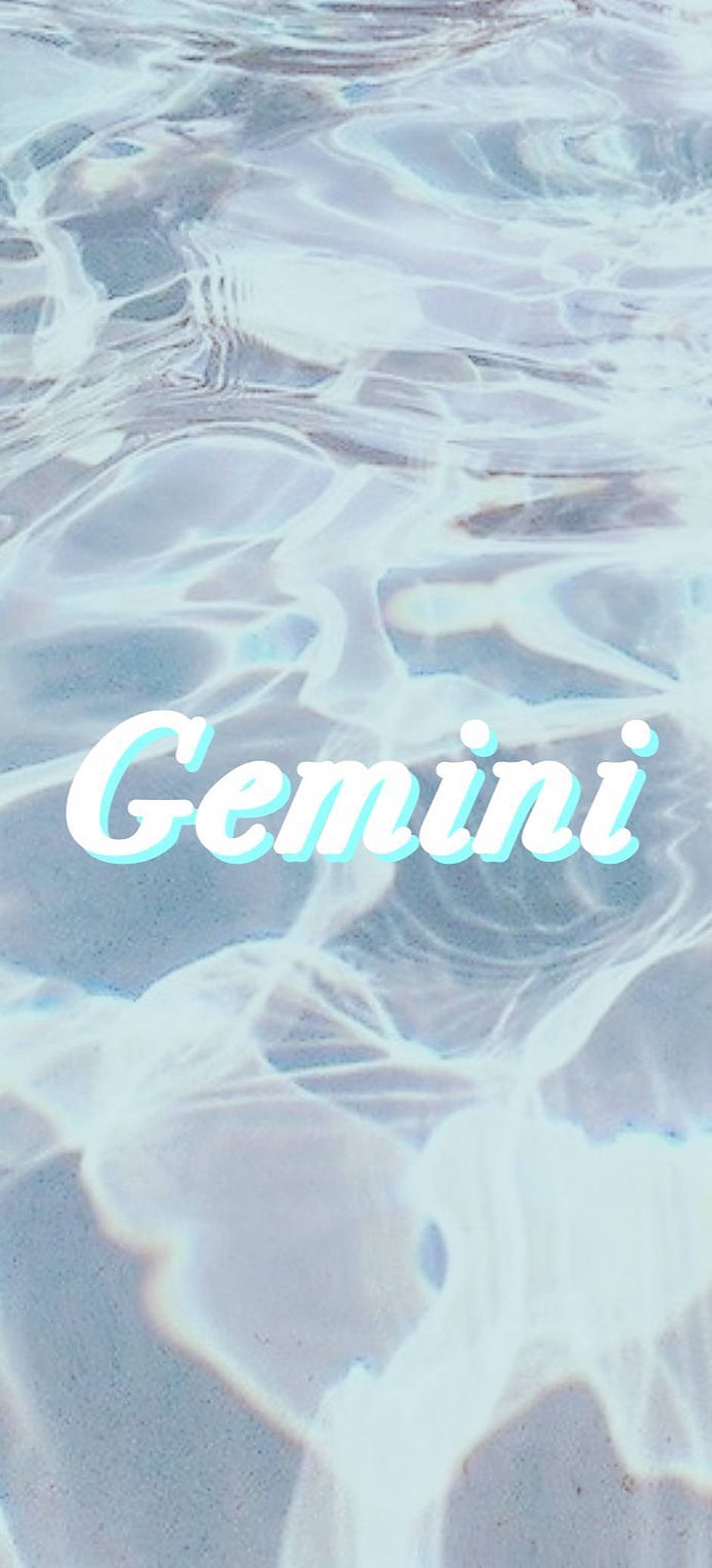 雙子座星座美學水藍 壁紙 — 文字 Gemini 漂浮在漣漪的淺藍色水面上，帶有柔和的白色高光和微妙的青色光芒。