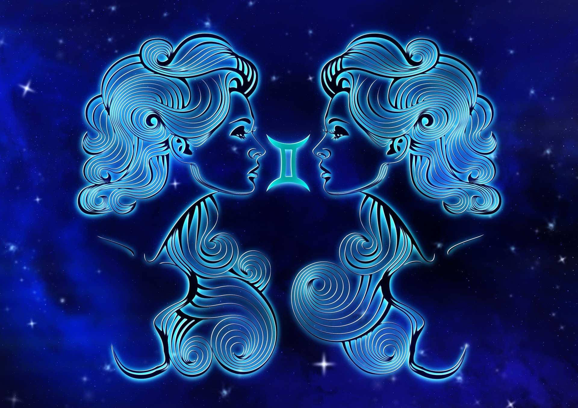 兩個發光藍色雙胞胎人物在星空夜空中互相面對。