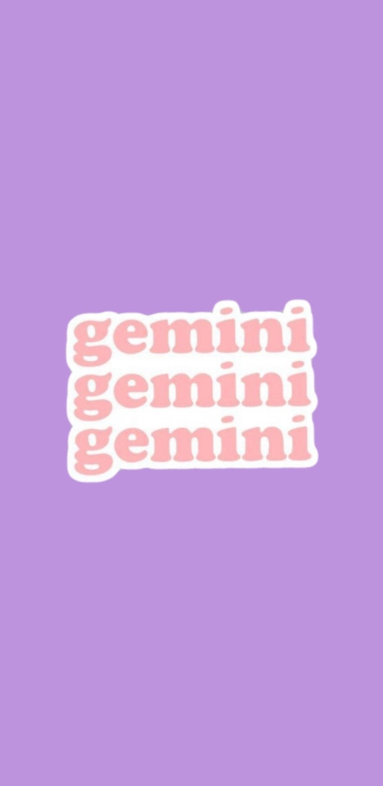雙子座紫色海報 壁紙 — 三個帶有白色輪廓的粉紅色「gemini」文字標籤堆疊在純色薰衣草背景上漂浮。