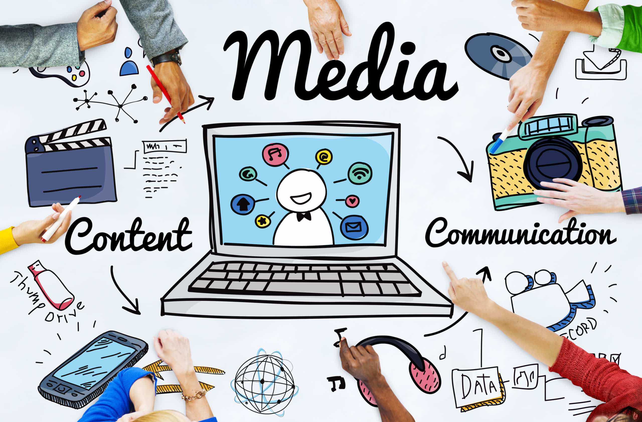 Journalism 桌布 壁紙 — 雙手圍繞著一部顯示媒體圖標的筆記型電腦，同時在白板上寫上「Media Content Communication」。