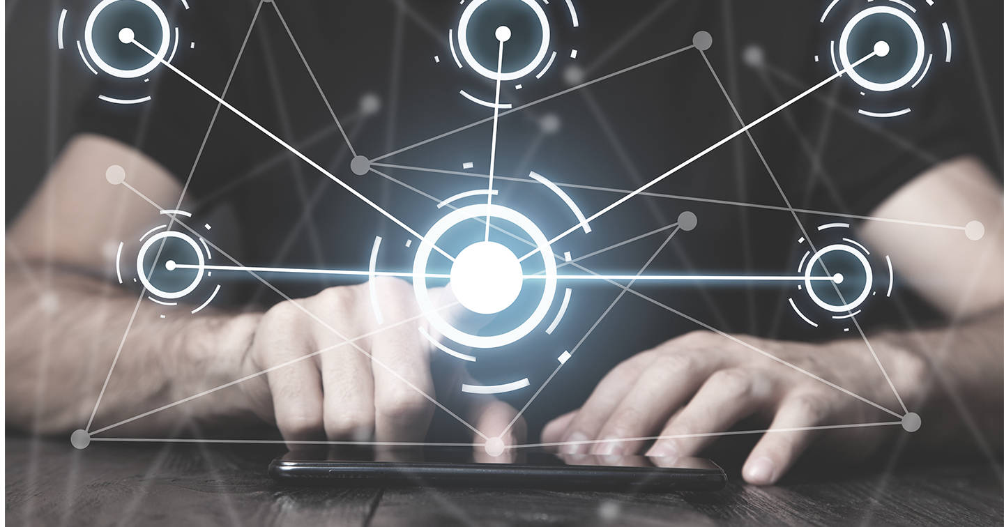 科技 桌布 壁紙 — 雙手在手機上打字，手機上覆蓋著發光的未來數碼網絡圖形。