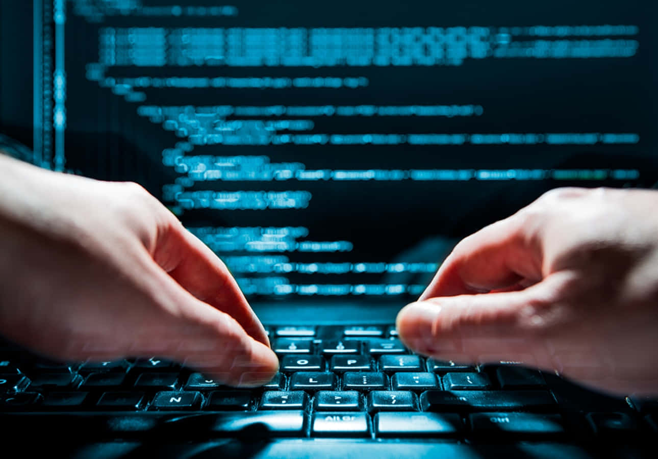 Programming 桌布 壁紙 — 雙手在鍵盤上打字的特寫，背景顯示器上藍色發光代碼滾動。