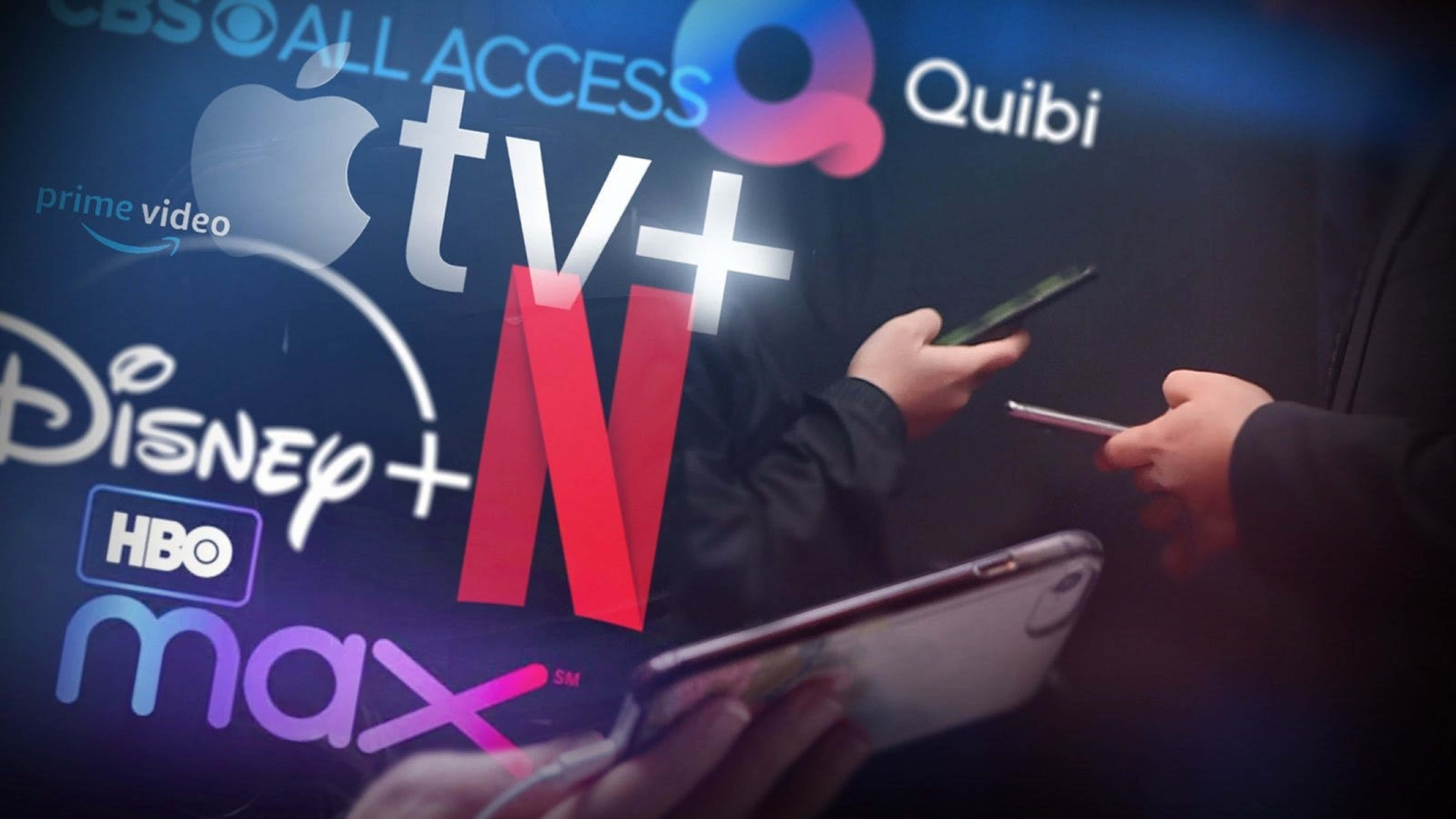 4K Streaming 桌布 壁紙 — 雙手在黑暗牆壁前拿著智能手機，前方有發光的串流服務標誌。